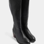 Kniehohe Stiefel in Schwarz aus Leder mit Schnalle in weiter E Passform | Yours Clothing