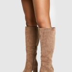 Beige Kniehohe Stiefel aus Kunstwildleder in weiter Passform | Boohoo DE