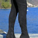 Velour Overknee Stiefel mit lackiertem Blockabsatz